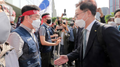 강석훈 산은 회장, '이전 반대' 노조에 막혀 15일만에 첫 출근