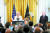 조 바이든 미국 대통령(오른쪽)이 지켜보는 가운데 질 바이든 여사가 지난 15일(현지시간) 백악관에서 열린 ‘성소수자 인권의 달’ 행사에서 연설하고 있다. [로이터=연합뉴스]