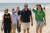  조 바이든 미 대통령이 20 일(현지 시각) 개인 별장이 있는 미 델라웨어주의 레호보스 해변에서 손녀들과 함께 걷고 있다. [AP=연합뉴스]