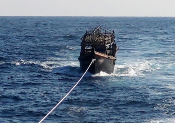 탈북 어민이 타고 있던 오징어잡이 목선은 2019년 11월 해군에 의해 동해 NLL 해역에서 북측에 인계됐다. [통일부 제공]