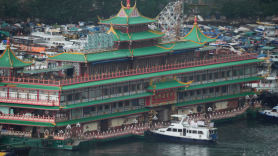 홍콩 명물 해상식당 '점보'...코로나에 바다 떠돌다 전복됐다