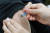 한 시민이 코로나 19 백신을 접종하고 있다. [뉴스1]