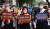 대한약사회 회원들이 20일 오후 서울 중구 브라운스톤 앞에서 열린 약 자판기 저지 결의대회에서 손팻말을 들고 있다. [연합뉴스]