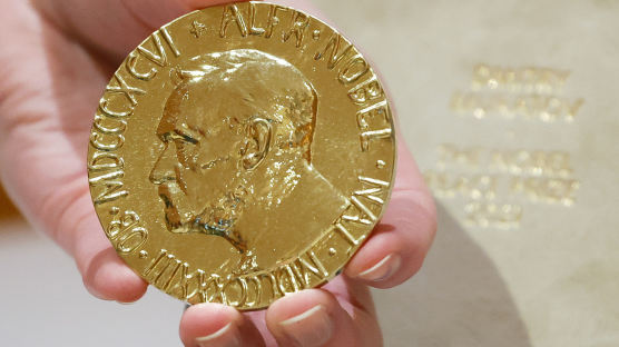 노벨상 메달 1336억에 팔렸다...'우크라 돕기' 경매 사상 최고가