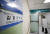 22일 인천시 동구 인천의료원에서 의료진이 국가지정 음압 치료 병동으로 들어가고 있다. 연합뉴스