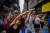 21일(현지시간) 미국 뉴욕 맨해튼 광장에서 요가하는 사람들. AFP=연합뉴스