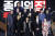22일 서울 강남구 코엑스 그랜드볼룸에서 열린 넷플릭스 시리즈 '종이의 집: 공동경제구역'제작발표회에서 배우들이 포즈를 취하고 있다. [연합뉴스]
