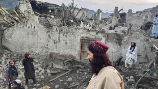 "흙으로 된 집이 피해 키웠다"...경제난에 강진 덮친 아프간의 비극 