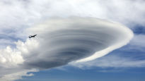 [포토타임] 한라산 상공에 나타난 렌즈구름... 제주 곳곳서 포착 