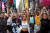 뉴욕 시민들이 현지 시각으로 21일 시내 요가행사에 참가하고 있다. 로이터=연합뉴스