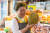 강화풍물시장 상인들은 친절하다. 미영청과 김미영 사장이 두리안을 들어보이고 있다. 그는 강화에서 40년간 과일가게를 했다고 한다.