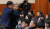 권영국 변호사(왼쪽 둘째)가 2014년 12월 19일 오전 헌법재판소의 통합진보당 정당해산이 선고되자 법정에서 항의하다 제지당하고 있다. 중앙포토