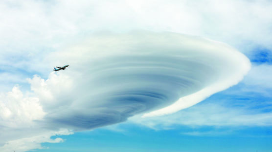 [한 컷] 제주 하늘에 나타난 거대한 렌즈구름