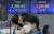 지난 17일 오전 서울 중구 을지로 하나은행 본점 딜링룸 현황판에 코스피, 원/달러 환율이 표시돼 있다. 연합뉴스