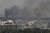 우크라이나 동부 돈바스 지역의 세베로도네츠크에 러시아군의 폭격으로 연기와 흙이 치솟고 있다. 연합뉴스