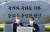지난해 6월 4일 문재인 당시 대통령이 박지원 당시 국가정보원장과 원훈석 제막을 마친 후 기념사진을 찍고 있다. [사진 청와대]