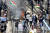 인도 정부의 군 복무제도 개편에 항의하는 젊은이들이 지난 17일 안드라프라데시주의 기차역에서 불을 지르며 항의 시위를 벌이고 있다. AFP=연합뉴스 