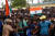 지난 16일 인도 첸나이에서 군 복무제도 개편에 반대하는 젊은이들을 경찰이 저지하고 있다. EPA=연합뉴스 