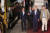 조 바이든(왼쪽에서 두번째) 미국 대통령이 25일 G7 정상회의 참석을 위해 독일에 도착한 뒤 의장대 앞을 지나가고 있다. G7은 러시아산 금 수입 금지에 합의할 예정이라고 외신은 전했다. [AP=연합]