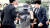  강윤성이 지난해 8월 31일 서울동부지법에서 열리는 영장실질심사에 출석하며 취재진의 마이크를 발로 차고 있다. 연합뉴스
