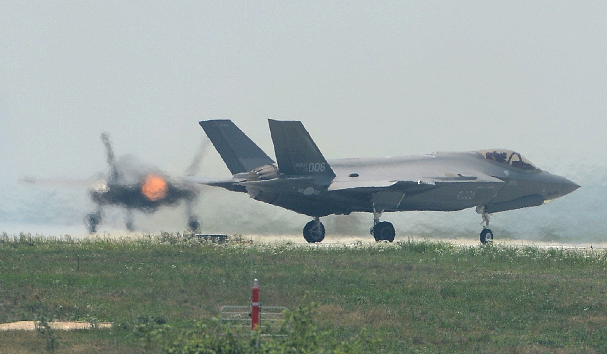 '소링 이글(Soaring Eagle)훈련' 이틀째인 21일 오후 충북 청주 공군기지에서 최신예 F-35A 스텔스 전투기가 이륙을 준비하고 있다. 프리랜서 김성태