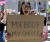 낙태권 폐지를 반대하는 한 미국 여성이 25일 로스앤젤레스 시청 앞에서 대법원 판결에 대한 항의 집회를 하고 있다. "내 몸에 대한 것은 내가 선택한다"는 의미가 담긴 피켓을 들고 있다. AP=연합뉴스