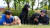 은퇴 탐지견인 벨라, 패기, 아람(왼쪽부터)이 지난 21일 인천 관세인재개발원 탐지견훈련센터에서 훈련 선생님들과 함께 잔디밭에 앉아 즐거운 시간을 보내고 있다. 우상조 기자