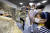 서울대공원 표본제작실에서 윤지나(맨 왼쪽) 박제사가 최근 만들고 있는 눈표범(설표) 박제를 살펴보고 있는 이래나 학생모델·이준우·박주영 학생기자(왼쪽 두 번째부터).