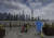 코로나19 방역을 이유로 두 달여 이어진 상하이 봉쇄가 풀린 지난 6월 2일 방호복을 입은 인부가 황푸강변 와이탄을 청소하고 있다. [EPA=연합뉴스]