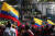 25일(현지시간) 에콰도르 수도 키토에서 인플레이션에 항의하는 반정부 시위대가 경찰과 대치하고 있다. [EPA=연합뉴스]