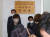 이주완 故 이예람 중사의 아버지(왼쪽)가 지난 13일 서울 서대문구 특검 사무실로 이 중사의 사망 사건을 수사하는 안미영 특별검사(초록색 옷)와의 면담을 위해 만나 인사를 하고 있다. 뉴스1