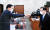 지난해 2월 정의용 당시 외교부 장관 후보자(오른쪽)가 국회 인사청문회에서 송영길 당시 외교통일위원장과 인사하는 모습.[뉴시스]