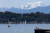 지난 12일 스위스 제네바 몽블랑 산을 배경으로 르만 호수 근처에서 한 남성이 일광욕을 하고 있다. 로이터=연합뉴스