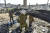 우크라이나 국가긴급구조대 소방관들이 28일(현지시간) 폐허가 된 쇼핑센터에서 잔해를 들어내며 수색작업을 펼치고 있다. EPA=연합뉴스
