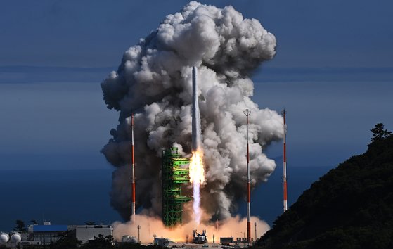누리호(KSLV-Ⅱ)가 21일 오후 전남 고흥군 나로우주센터에서 2차 발사되고 있다. 사진공동취재단