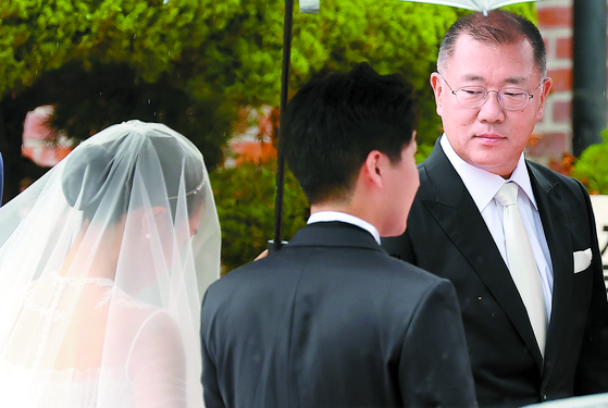 정의선 현대차그룹 회장(오른쪽)의 장녀 진희씨(왼쪽)가 27일 결혼식을 올렸다. [연합뉴스]
