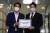 더불어민주당 오영환 원내대변인(오른쪽)과 박홍근 원내대표의 비서실장인 전용기 의원(왼쪽)이 7월 임시국회 소집요구서를 제출하기 위해 28일 국회 의사과로 이동하고 있다. 김경록 기자