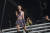 미국 팝가수 올리비아 로드리고가 25일 영국 글래스턴베리 음악축제에서 노래하고 있다. AP=연합뉴스