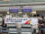 29일 오전 일본 도쿄 하네다 공항에서 아시아나항공 직원들이 '김포-하네다' 노선 운항 재개를 알리는 현수막을 들고 있다. 김현예 특파원 