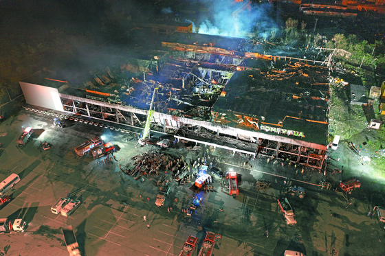 [사진] 러, 시민 1000명 몰려있던 우크라 쇼핑몰 폭격