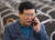 설훈 더불어민주당 의원이 24일 오후 충남 예산군 스플라스 리솜에서 열린 국회의원 워크숍에서 팀별 토론 결과 종합발표에 앞서 전화 통화를 하고 있다. 뉴스1