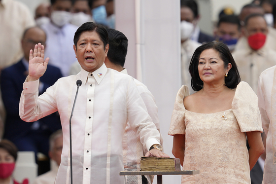 36년만에 재등장한 '독재 가문'…마르코스 필리핀 대통령 취임