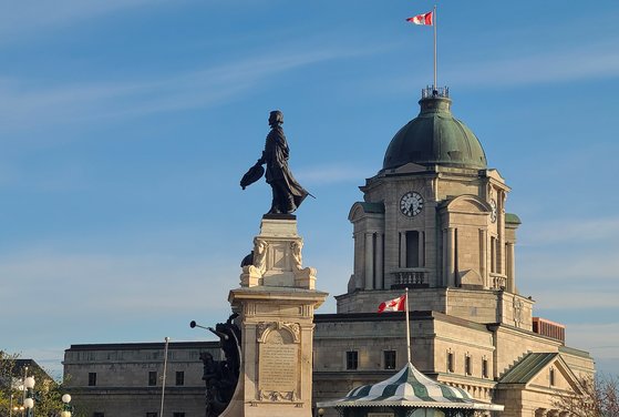 퀘벡의 아버지로 불리는 사뮈엘 드 샹플랭의 동상.