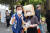 허태정 대전시장이 6·1지방선거 직전인 지난달 31일 대전 빵축제에서 시민과 사진을 찍고 있다. 페이스북 캡처