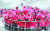 나이아가라 폭포 보트투어에 참여한 전 세계 관광객들. 우비를 입었어도 홀딱 젖는다.