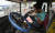 지난달 20일(현지시간) 필리핀 케손시티에서 한 지프니 운전자가 연료를 아끼기 위해 집으로 가는 대신 차 안에서 점심을 먹고 있다. [AP=뉴시스]