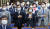 더불어민주당 당 대표 출마를 선언한 박용진 의원과 이재명 의원이 30일 오후 서울 여의도 국회에서 열린 제96차 의원총회에서 국민의례를 하고 있다. 뉴스1
