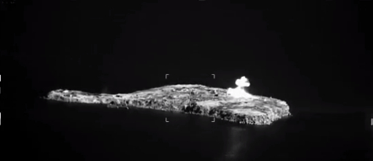 러시아군이 1일 흑해 요충지 뱀섬에서 철수한 지 하루 만에 백린탄을 두 차례 투하하는 모습. 우크라이나군 당국 영상 캡처