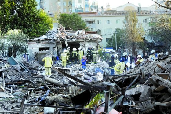 우크라이나 국경에서 가까운 러시아 서남부 벨고로드에서 3일 폭발로 최소 4명이 숨지고 11채의 아파트와 39채의 주택이 파괴된 현장에서 구조 당국이 생존자를 찾고 있다. 러시아는 이 폭발이 우크라이나의 공격 때문이라고 주장했지만 우크라이나는 즉각 반응을 내놓지 않았다. [타스=연합뉴스]