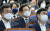 더불어민주당 이재명 의원이 지난달 30일 서울 여의도 국회에서 열린 의원총회에 참석, 박홍근 원내대표의 발언을 듣고 있다. 국회사진기자단